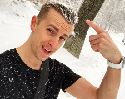 Американец Шон Болч ходит по Брянску зимой в футболке и шортах