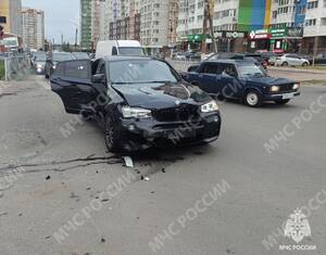 В Брянске после ДТП легковушки вылетела на тротуар и снесла дорожный знак