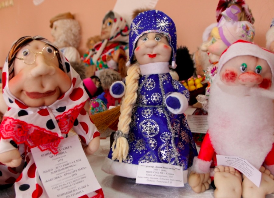 В Клинцах открыли выставку кукол в школе