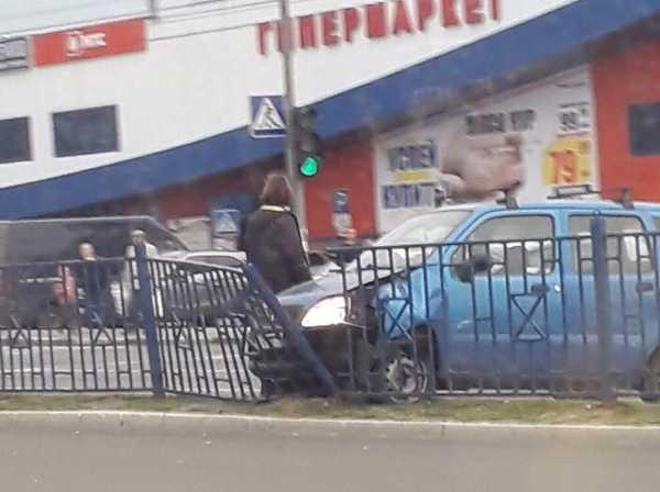 В Брянске легковушка протаранила забор возле гипермаркета «Линия»