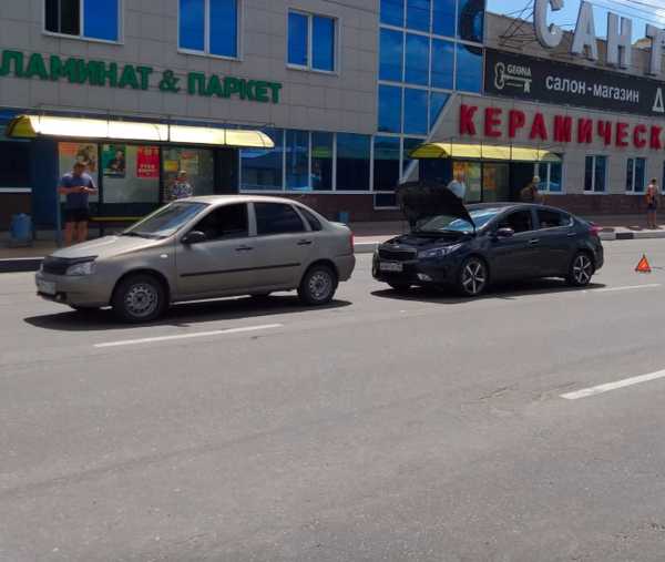 В Брянске возле гипермаркета «Линия» столкнулись три легковушки