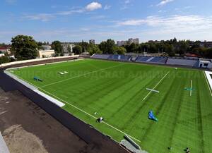 На стадионе имени Брянских партизан уложен искусственный газон