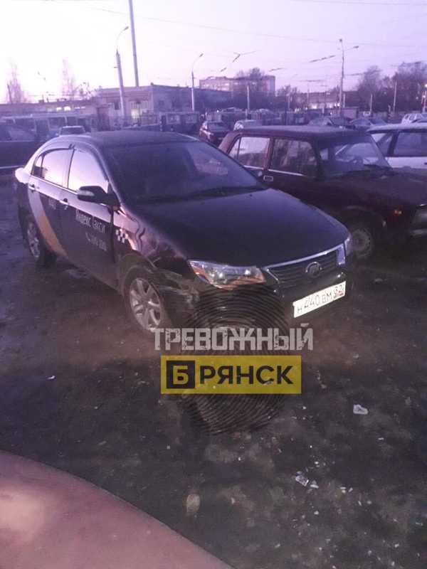 В Брянске задержали таксиста, возившего горожан без водительских прав