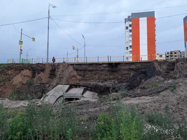 В Брянске восстанавливают размытую ливнем дамбу на трассе Орёл-Смоленск