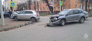 В Брянске на Институтской столкнулись две легковушки, работали спасатели