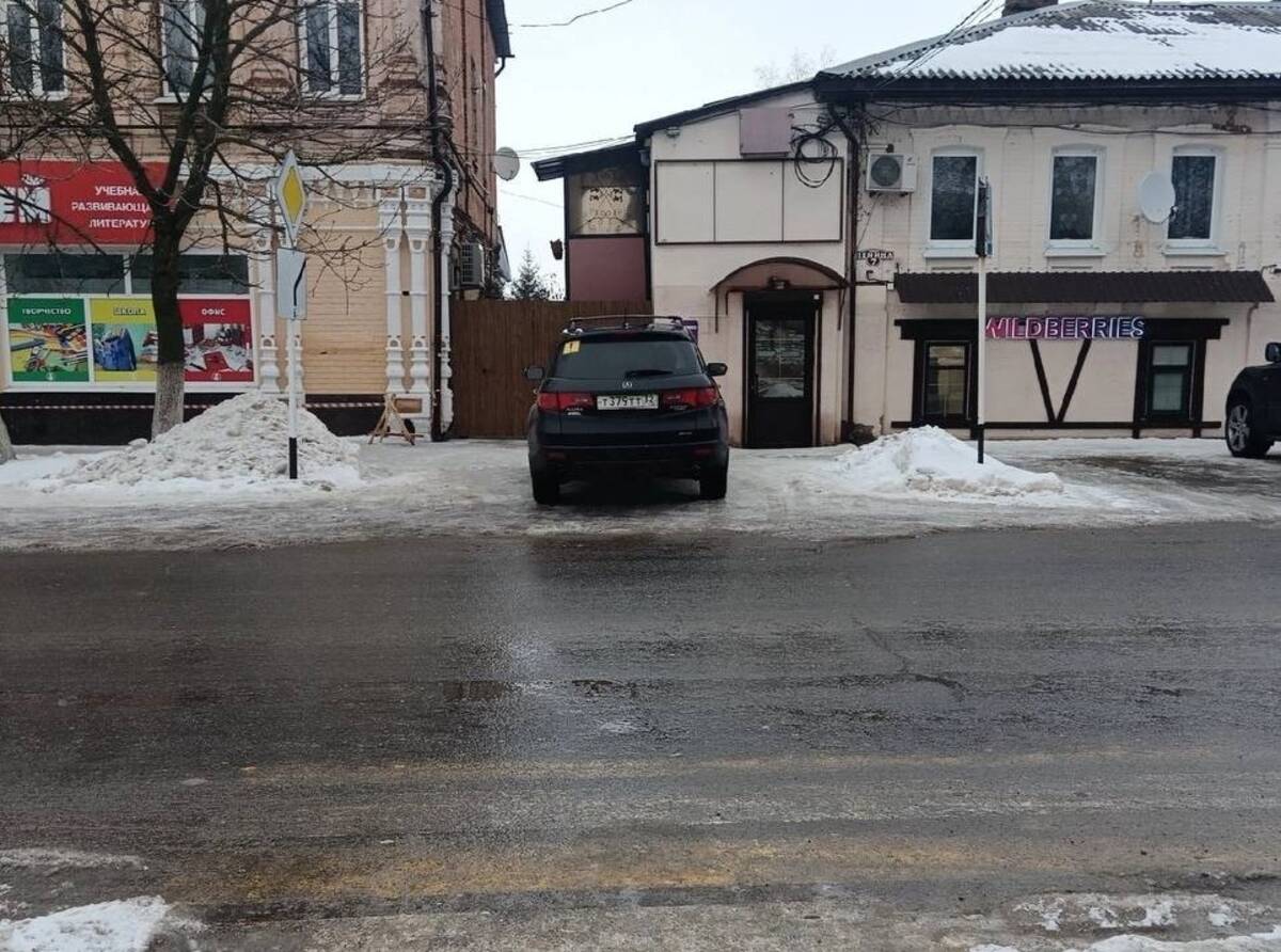 В Брянске автохам припарковался на пешеходном переходе