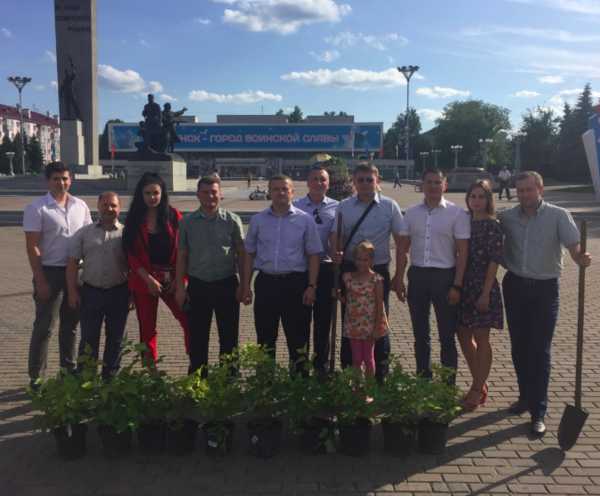Сотрудники прокуратуры Брянска высадили на площади Партизан кустарник