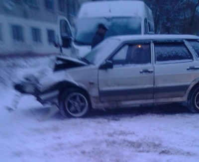 В Брянске легковой автомобиль смяло в ДТП с маршруткой